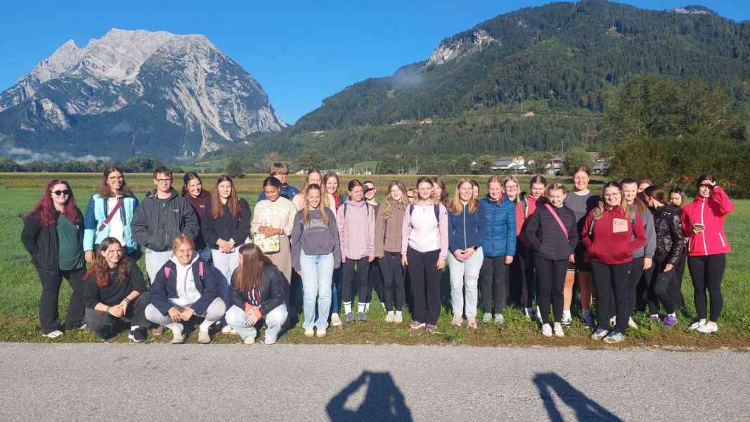 Schülergruppe in Österreich vor Bergkulisse