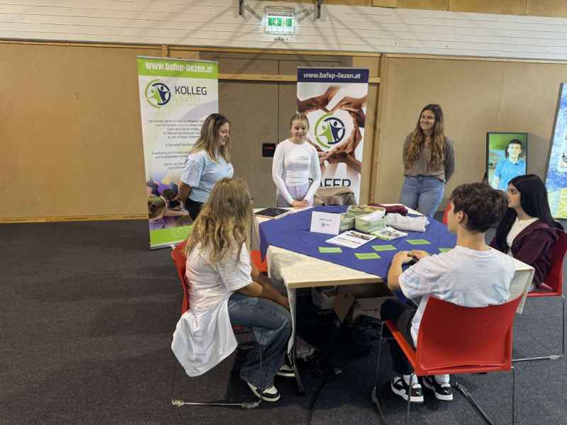 Schülerinnen und Schüler informieren sich am Stand des Kollegs Liezen über Ausbildungsmöglichkeiten in der Steiermark.